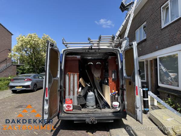 Spoed dakdekker bus met gereedschap en ladder bij woning in Zaltbommel