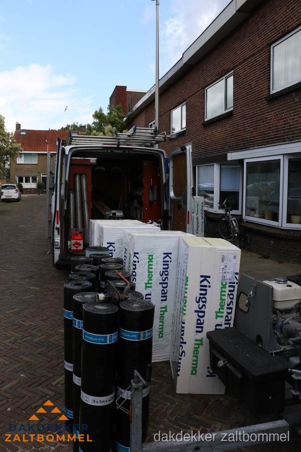 Dakdekker repareert bitumen dakbedekking op groot plat dak in Zaltbommel