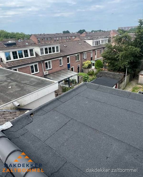 Bitumen dakbedekking leggen op plat dak aanbouw in Zaltbommel Bitumen dakbedekking leggen op plat dak aanbouw in Zaltbommel