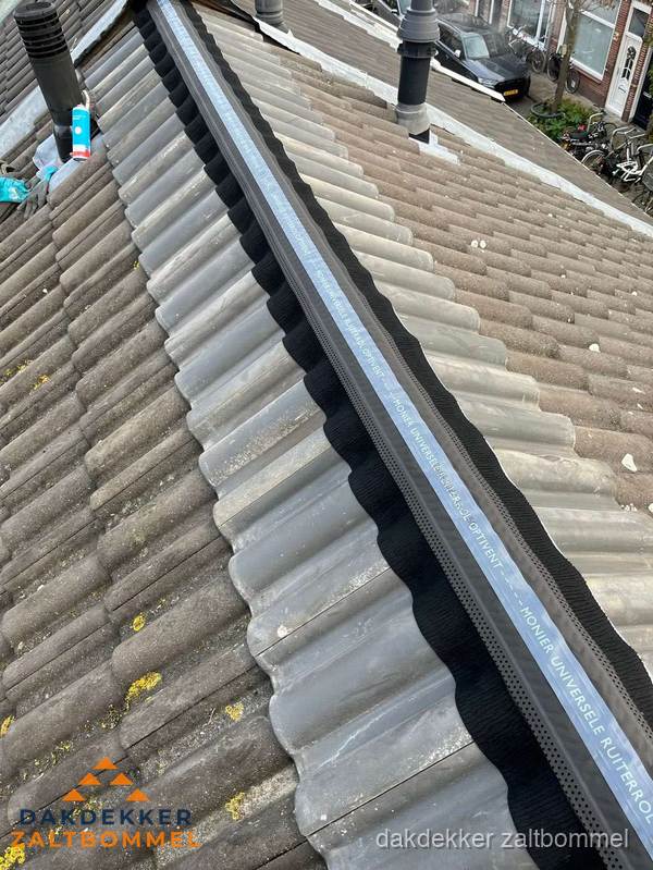 Nokvorst met Monier ventilatie op schuin pannendak in Zaltbommel