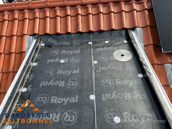 Nieuw dak met dakpannen en Royal onderlaag bij woning in Zaltbommel