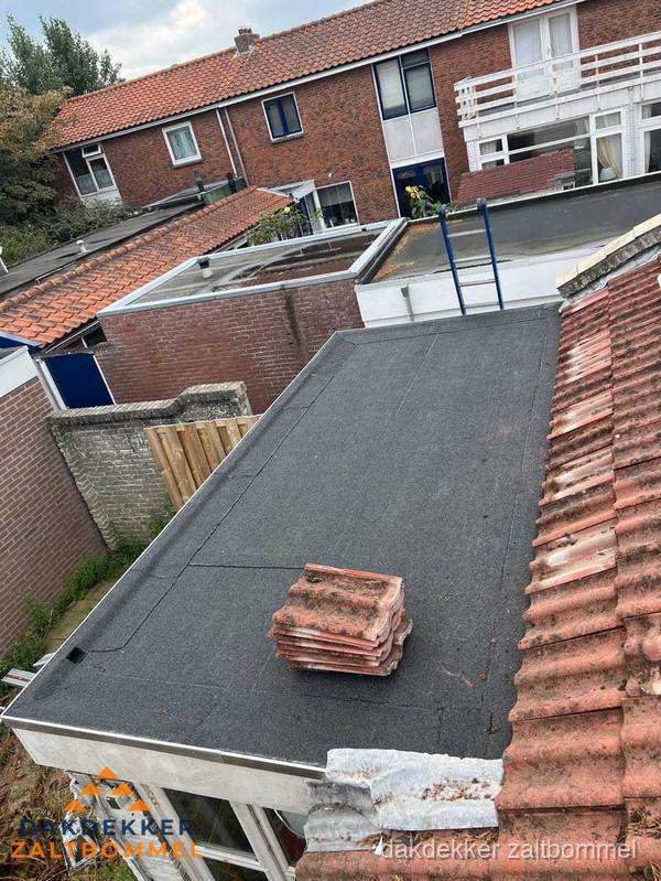 Bitumen dakbedekking op plat dak met aansluitend pannendak en zonnepanelen in Zaltbommel Bitumen dakbedekking op plat dak met aansluitend pannendak en zonnepanelen in Zaltbommel