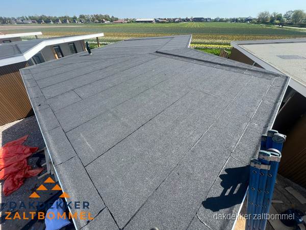 Nieuw bitumen plat dak met uitzicht over landschap in Zaltbommel