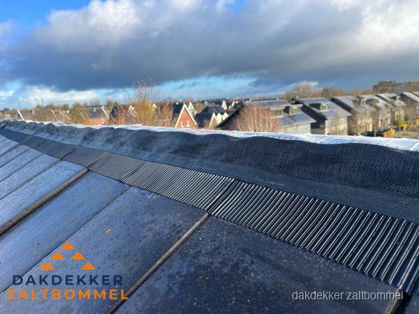 Dakisolatie bij de nok met ventilatieprofiel op schuin dak in Zaltbommel