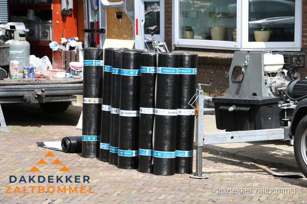 Verwijderd oud bitumen dakleer klaar voor vervanging in Zaltbommel