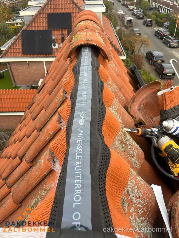Dakdekker vervangt nokvorst met ruiterrol op pannendak in Zaltbommel