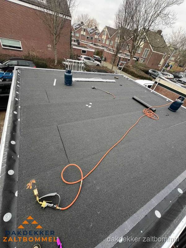 Lekkende dakgoot tijdens regenval in Zaltbommel