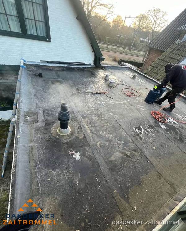 Dakdekker verhelpt daklekkage op plat dak in Zaltbommel Dakdekker verhelpt daklekkage op plat dak in Zaltbommel