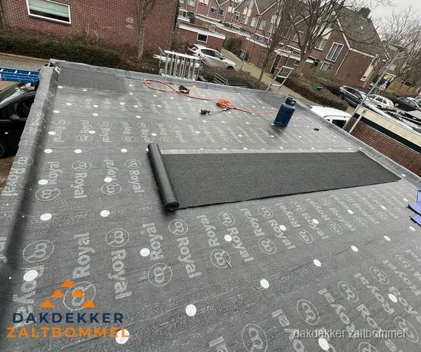 Plat dak met bitumen bedekking naast dakkapel in Zaltbommel