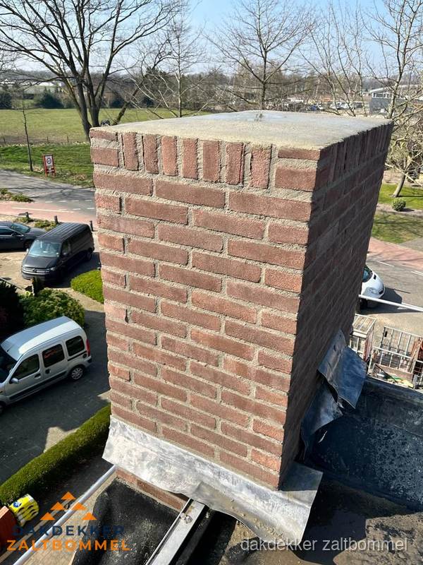 Rollen bitumen dakbedekking klaar voor daklekkage reparatie in Zaltbommel Rollen bitumen dakbedekking klaar voor daklekkage reparatie in Zaltbommel