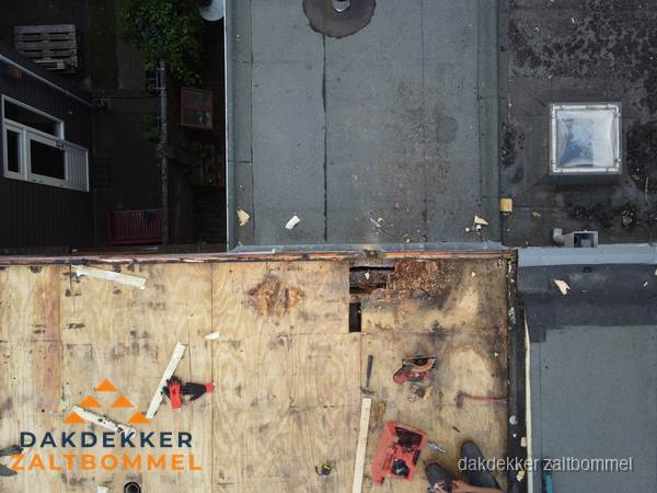 Schoorsteen reparatie met lood en voegwerk op leien dak in Zaltbommel Schoorsteen reparatie met lood en voegwerk op leien dak in Zaltbommel