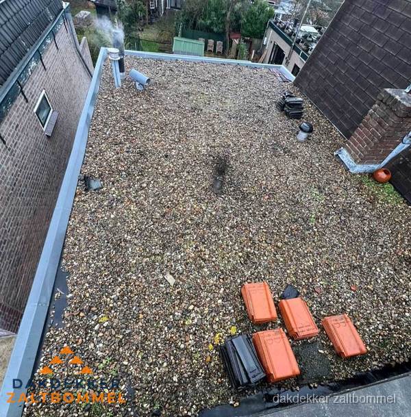 Plat dak met grindballast en dakdoorvoeren in Zaltbommel