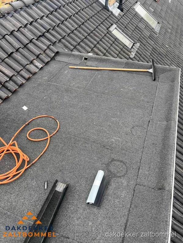 Dakschade en renovatie plat dak vanuit de lucht in Zaltbommel Dakschade en renovatie plat dak vanuit de lucht in Zaltbommel