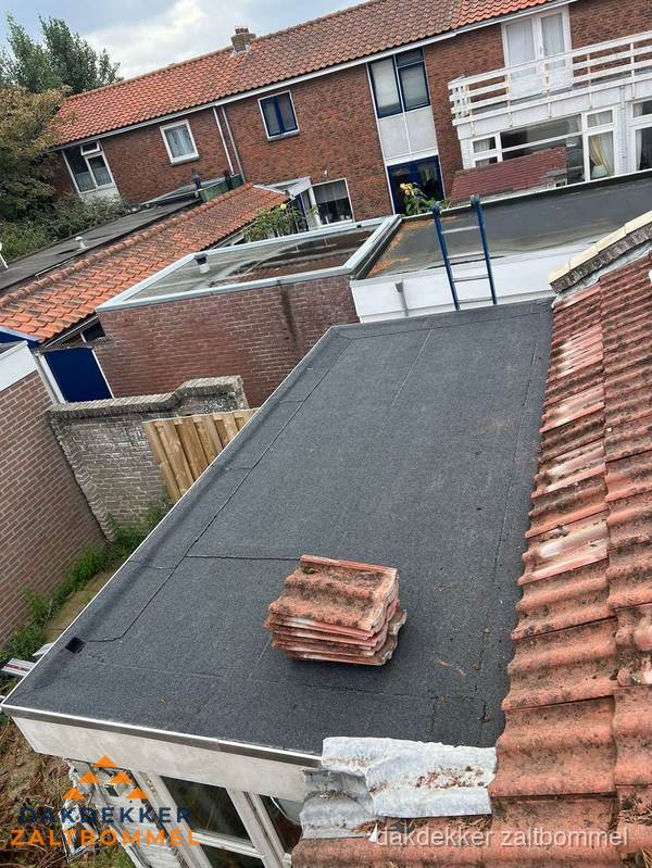 Aanbouw plat dak met reservepannen voor dakpannen vervangen in Zaltbommel