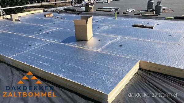 Dakdekkerslift voor materiaal transport bij dakwerkzaamheden in Zaltbommel Dakdekkerslift voor materiaal transport bij dakwerkzaamheden in Zaltbommel