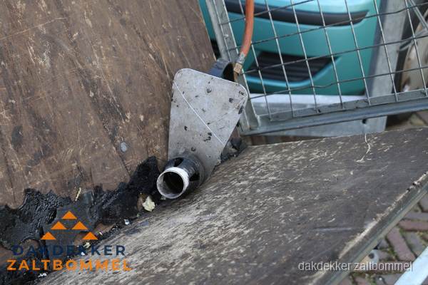 Dakdekkers gasbrander voor bitumen werkzaamheden in Zaltbommel