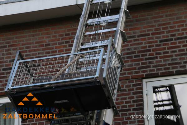 Dakdekker bij bitumen plat dak renovatie in Zaltbommel Dakdekker bij bitumen plat dak renovatie in Zaltbommel