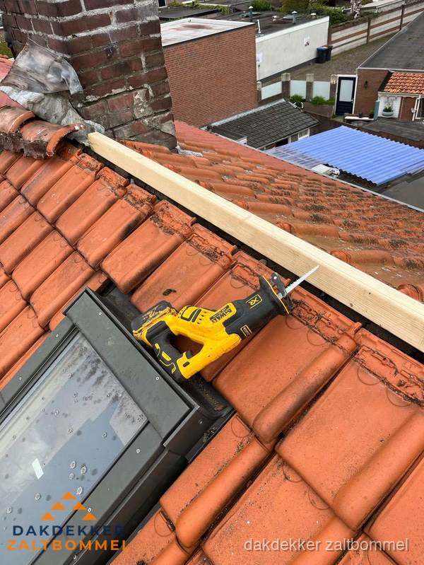 Nieuw gelegd schuin dak met donkergrijze dakpannen in Zaltbommel Nieuw gelegd schuin dak met donkergrijze dakpannen in Zaltbommel