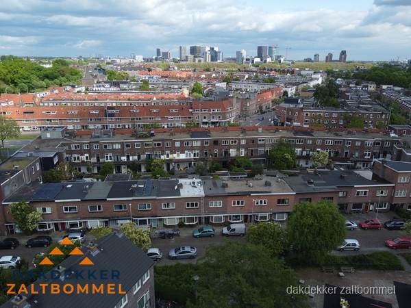 Plat dak aanbouw met bitumen naast schuin pannendak in Zaltbommel Plat dak aanbouw met bitumen naast schuin pannendak in Zaltbommel