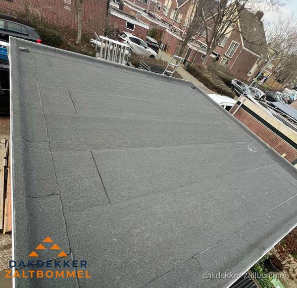 Plat dak met nieuwe bitumen dakbedekking en brandgereedschap in Zaltbommel Plat dak met nieuwe bitumen dakbedekking en brandgereedschap in Zaltbommel
