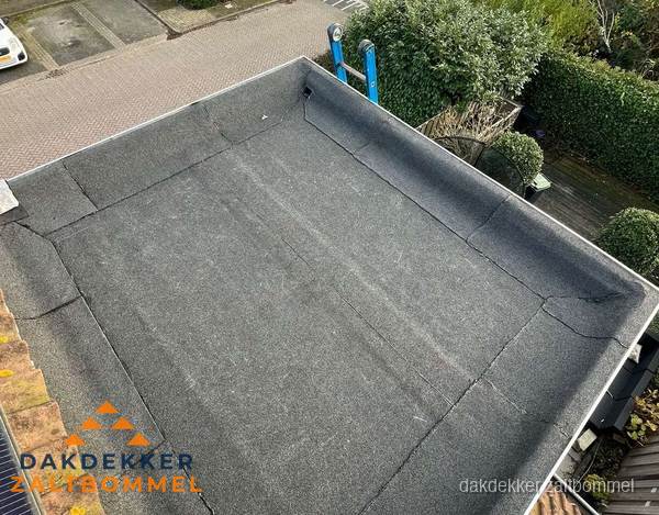 Dakdekker aan het werk met gasbrander op plat bitumen dak in Zaltbommel Dakdekker aan het werk met gasbrander op plat bitumen dak in Zaltbommel