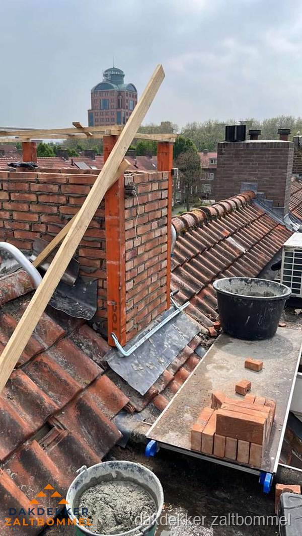 Professioneel gereedschap van dakdekker in Zaltbommel