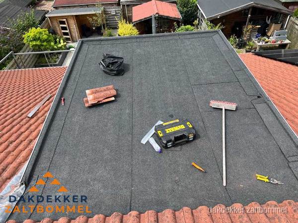 Nieuw plat dak met bitumen dakbedekking in Zaltbommel