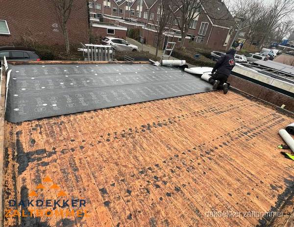 Plat dak met bitumen en brandgereedschap van dakdekkersbedrijf in Zaltbommel