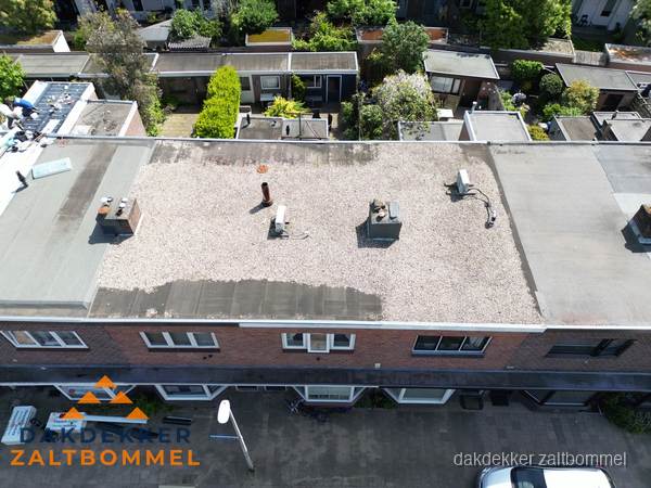 Groot plat dak met bitumen dakbedekking op bedrijfspand in Zaltbommel Groot plat dak met bitumen dakbedekking op bedrijfspand in Zaltbommel