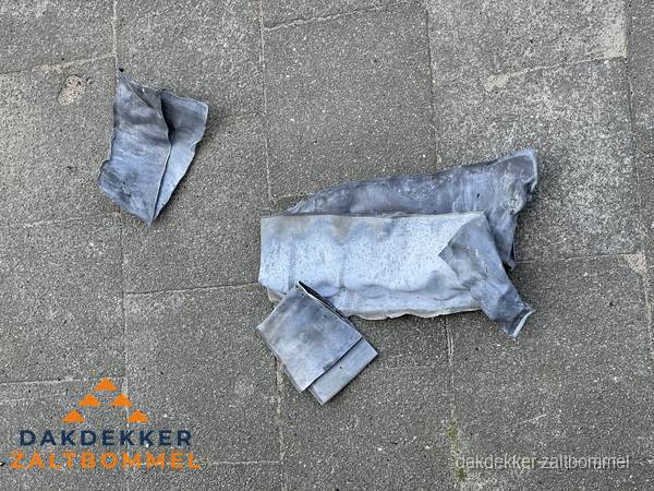 Oude verwijderde loodslabben na vervanging in Zaltbommel Oude verwijderde loodslabben na vervanging in Zaltbommel