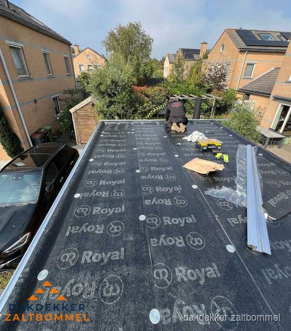 Dakdekker aan het werk op plat dak renovatie in Zaltbommel