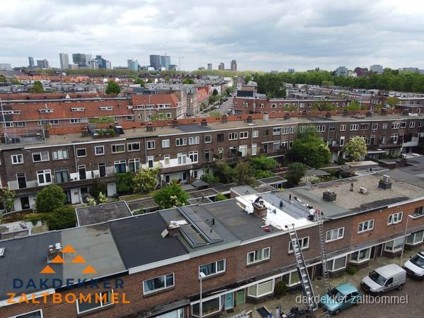Pannendak met nokvorst en schoorsteen, dakrenovatie in Zaltbommel Pannendak met nokvorst en schoorsteen, dakrenovatie in Zaltbommel