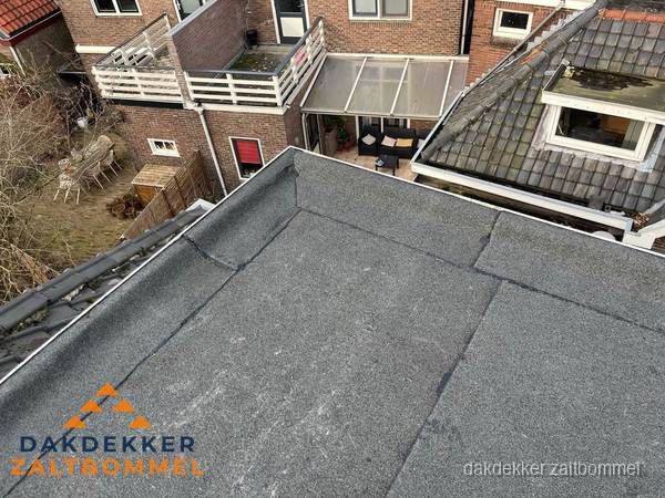 Overzicht plat dak met dakgoot in woonwijk Zaltbommel