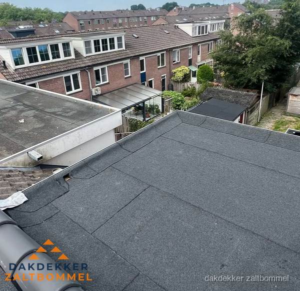 Beschadigde dakbedekking op plat dak voor reparatie in Zaltbommel Beschadigde dakbedekking op plat dak voor reparatie in Zaltbommel