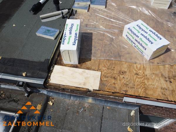 Plat dak isolatie met Kingspan isolatieplaten tijdens renovatie in Zaltbommel
