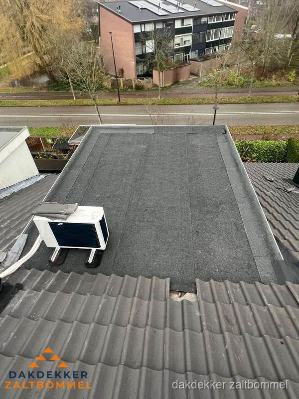 Plat dak inspectie met bitumen bedekking naast schuin pannendak in Zaltbommel Plat dak inspectie met bitumen bedekking naast schuin pannendak in Zaltbommel