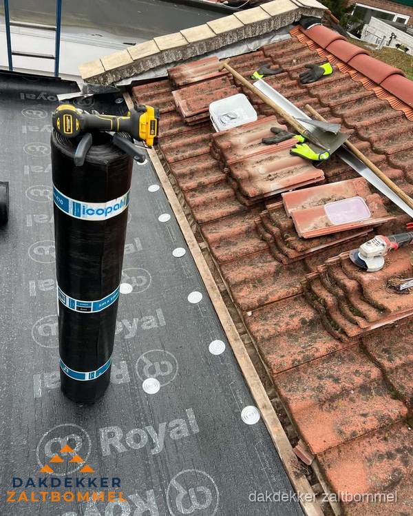 Plat dak reparatie met gereedschap en loodstroken in Zaltbommel Plat dak reparatie met gereedschap en loodstroken in Zaltbommel