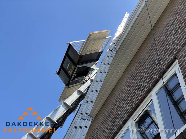 Loodslabben langs dakaansluiting bij bakstenen muur in Zaltbommel Loodslabben langs dakaansluiting bij bakstenen muur in Zaltbommel