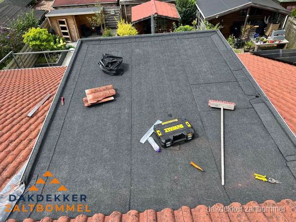 Dakbedekkingsmateriaal en zinkwerk klaargelegd voor reparatie in Zaltbommel