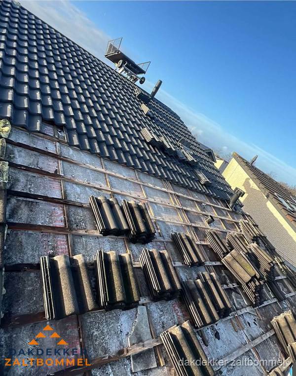 Gereedschap op nieuw plat dak na renovatie in Zaltbommel Gereedschap op nieuw plat dak na renovatie in Zaltbommel
