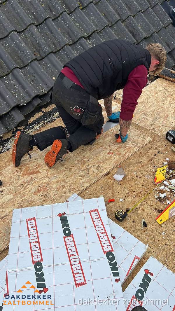 Schoorsteen met loodaansluiting en nokvorst op pannendak in Zaltbommel Schoorsteen met loodaansluiting en nokvorst op pannendak in Zaltbommel