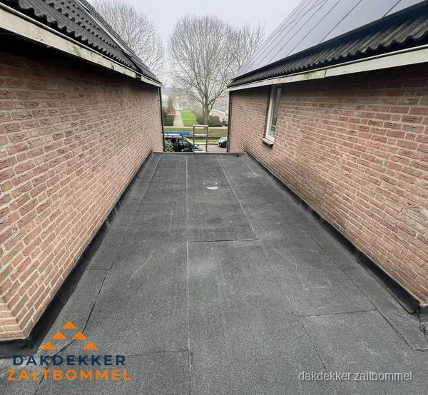 Dakdekker legt onderlaag op plat dak met houten constructie in Zaltbommel