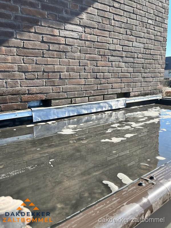 Beschadigde schoorsteen met nieuwe rookgasafvoer op oud dak in Zaltbommel Beschadigde schoorsteen met nieuwe rookgasafvoer op oud dak in Zaltbommel