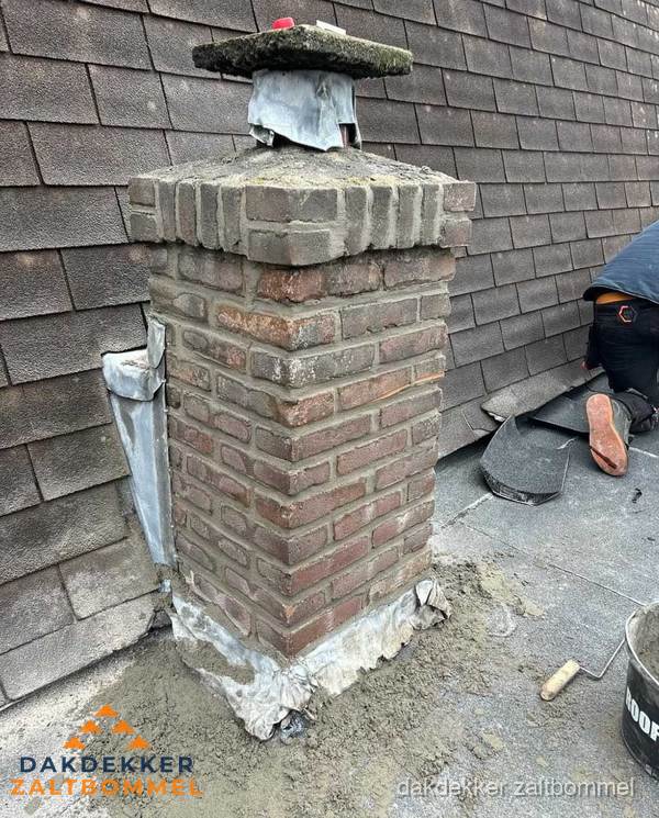 Spoed dakdekker aan het werk op plat dak in woonwijk Zaltbommel Spoed dakdekker aan het werk op plat dak in woonwijk Zaltbommel