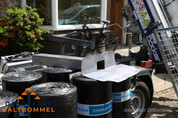 Puincontainer met oud dakmateriaal na dakrenovatie in Zaltbommel Puincontainer met oud dakmateriaal na dakrenovatie in Zaltbommel