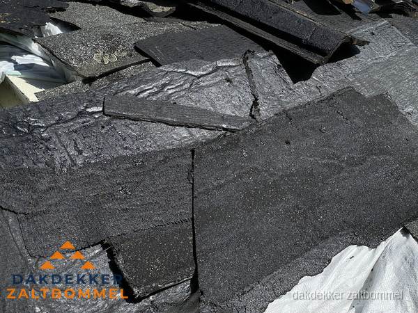 Dakdekkers bezig met bitumen dakbedekking in Zaltbommel Dakdekkers bezig met bitumen dakbedekking in Zaltbommel