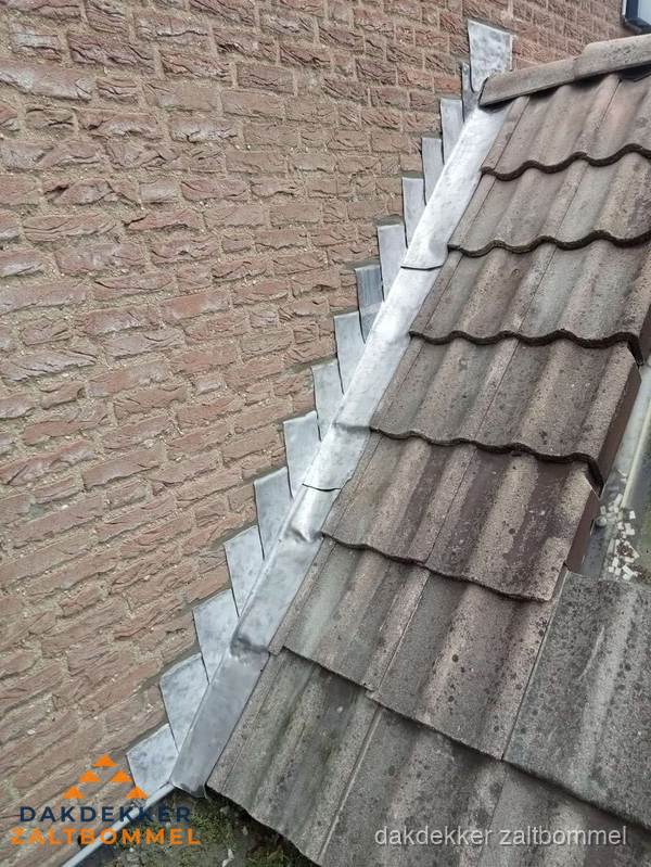Spoed dakreparatie nodig: beschadigde nokvorst op schuin dak in Zaltbommel Spoed dakreparatie nodig: beschadigde nokvorst op schuin dak in Zaltbommel
