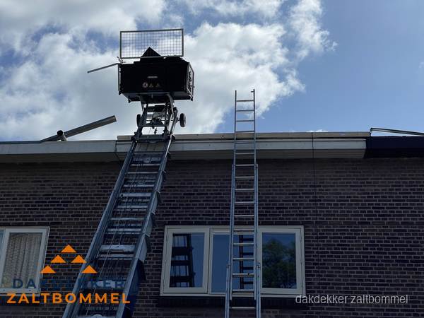 Nieuw gelegd schuin dak met donkergrijze dakpannen in Zaltbommel Nieuw gelegd schuin dak met donkergrijze dakpannen in Zaltbommel