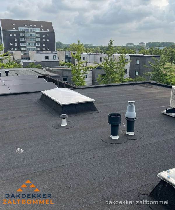 Nokvorst renovatie met Koramic nokrol op schuin pannendak in Zaltbommel Nokvorst renovatie met Koramic nokrol op schuin pannendak in Zaltbommel