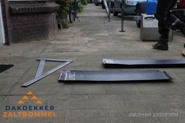 Dakdoorvoer met metalen afvoerplaat op bitumen dak in Zaltbommel